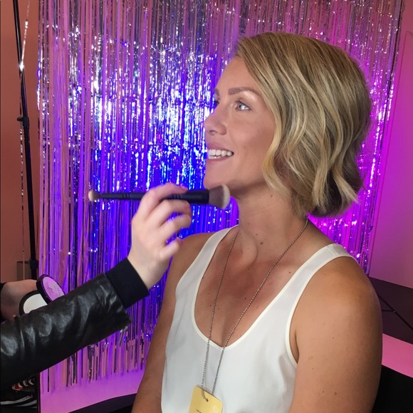 Meet your Posher, Julia - Picture 2 of 2